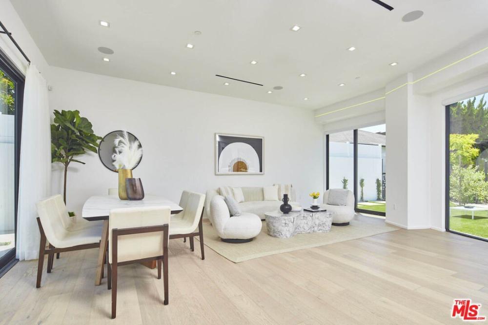 Currently Displayed Property Photo