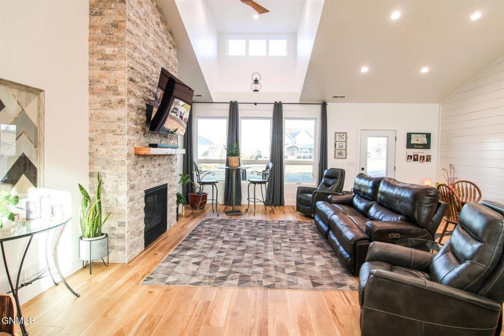 Currently Displayed Property Photo