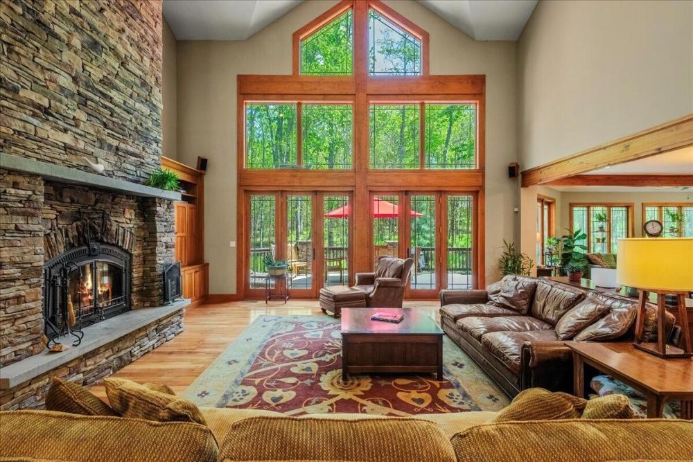 Currently Displayed Property Photo