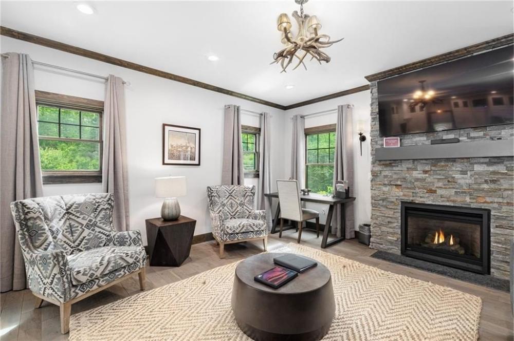 Currently Displayed Property Photo